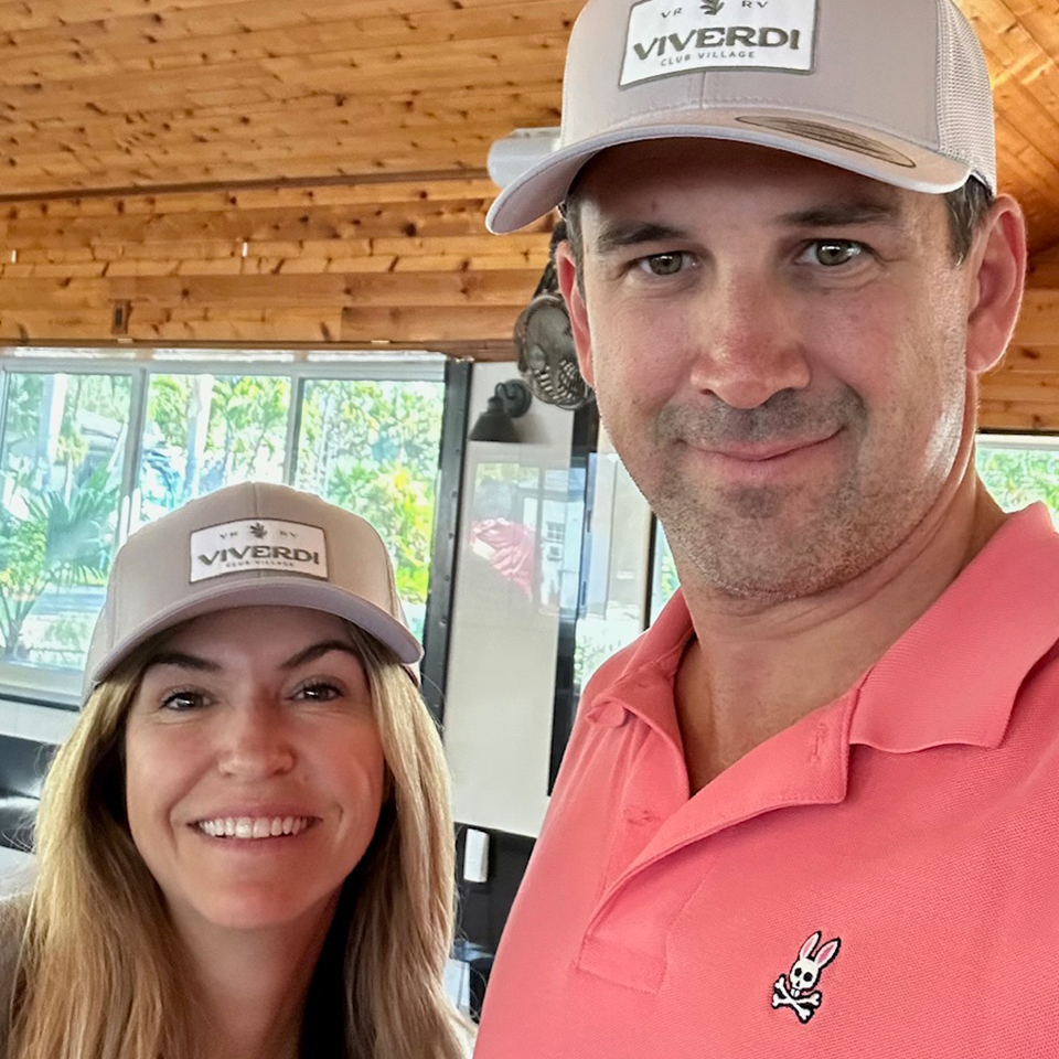 Photo d'Alain Beauregard et Isabelle Lambert portant une casquette arborant le logo de Viverdi Club Village