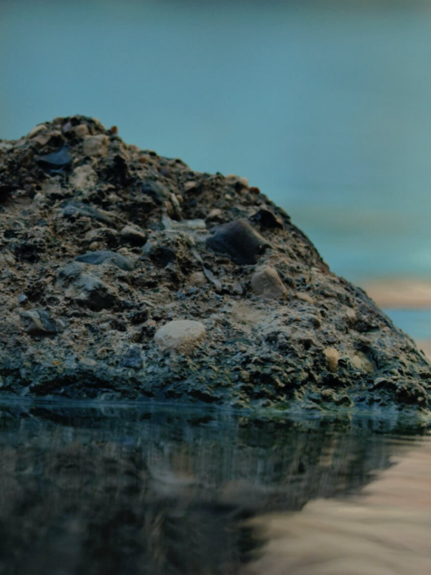 Rocher au bord de l'eau.